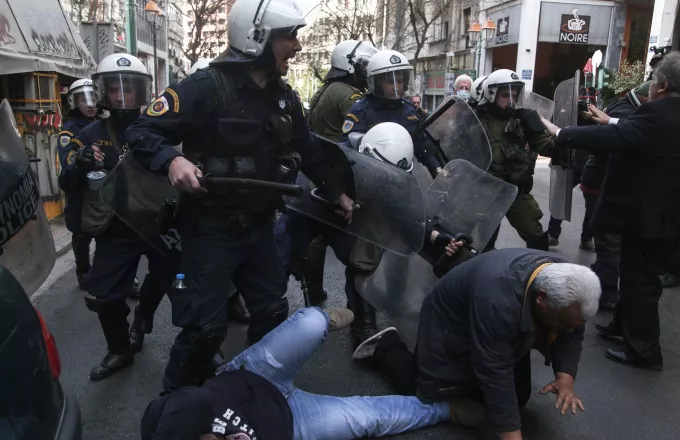 Τρεις συλλήψεις και πέντε τραυματίες στις συμπλοκές διαδηλωτών με τα ΜΑΤ