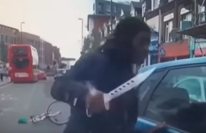 Λονδίνο: Επίθεση ποδηλάτη με μαχαίρι «Ράμπο» σε οδηγό που τον «έκλεισε» (video)