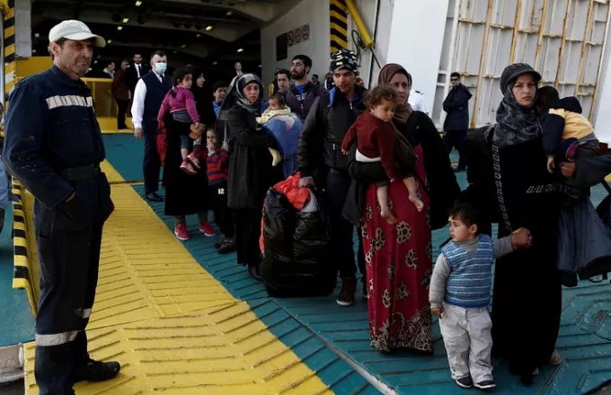 Αρματαγωγό στη Λέσβο για τη φιλοξενία 500 προσφύγων