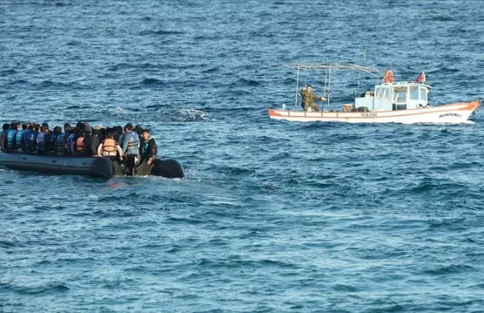 Σκάφος με περίπου 110 μετανάστες και πρόσφυγες νότια της Μεθώνης