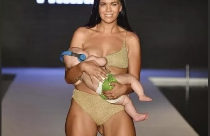 Πλήθος αντιδράσεων για μοντέλο που θήλασε το μωρό της στην πασαρέλα (video)