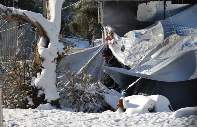 Προστατευτικά πάνελ στις σκηνές των προσφύγων στη Λέσβο