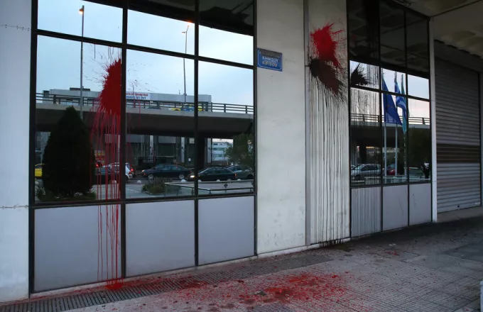 Επίθεση με μπογιές στα γραφεία της Καθημερινής στη Θεσσαλονίκη
