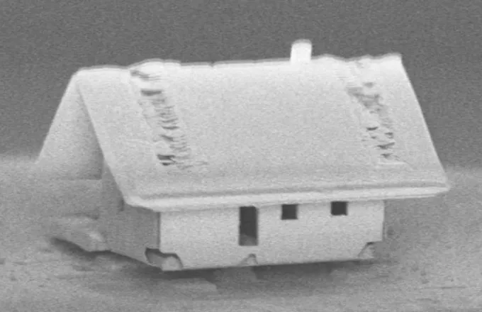 Γάλλοι κατασκεύασαν το μικρότερο σπίτι στον κόσμο με τη βοήθεια νανορομπότ
