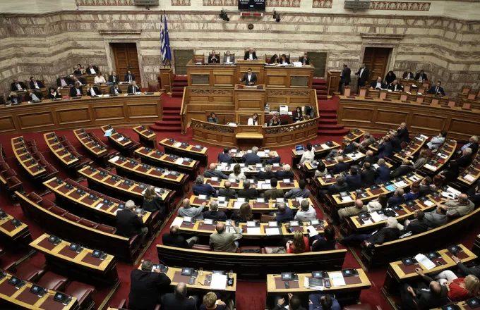 Στην Βουλή θέλει να μεταφέρει την συζήτηση για το Σκοπιανό η κυβέρνηση