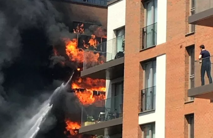 Λονδίνο: Πυρκαγιά σε πολυκατοικία στο West Hampstead (βίντεο)