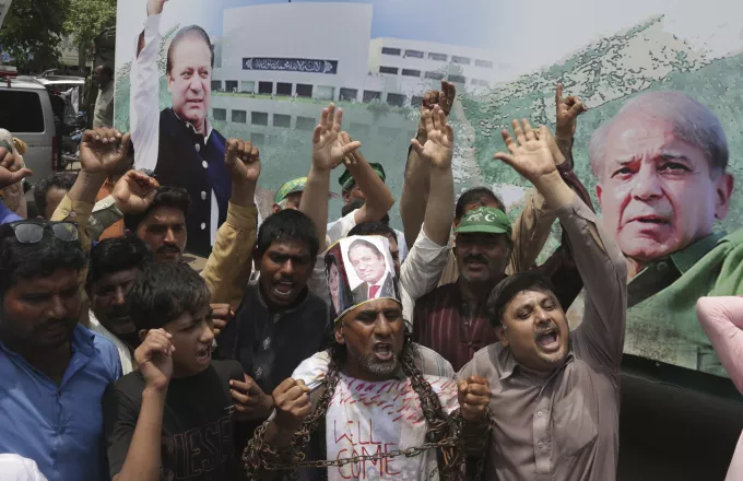 Πακιστάν: Ο πρώην πρωθυπουργός Σαρίφ επέστρεψε και συνελήφθη