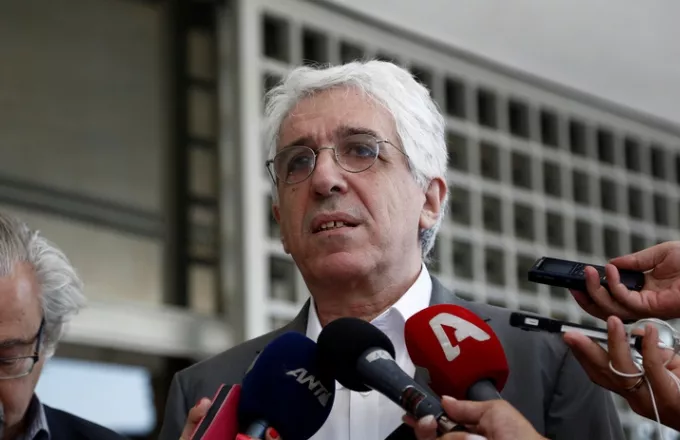 Παρασκευόπουλος υπέρ προσέγγισης με ΧΑ – «Να αποποινικοποιηθεί το κάψιμο της σημαίας»