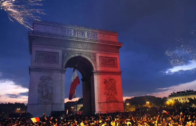 Τρέλα στο Παρίσι για την υποδοχή των θριαμβευτών του Μουντιάλ 