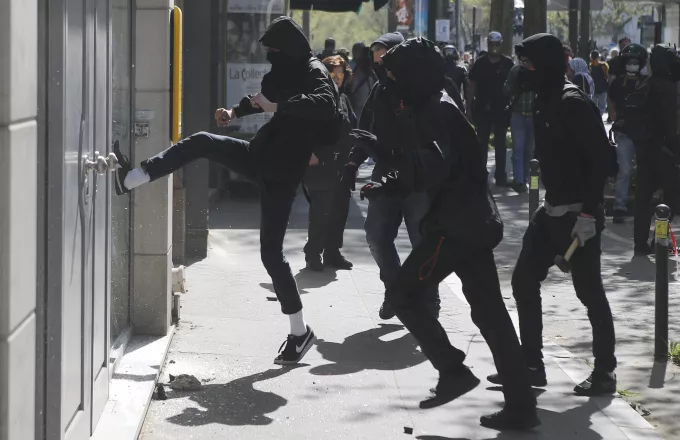 Βίαιες συγκρούσεις στο Παρίσι σε διαδηλώσεις κατά του Μακρόν