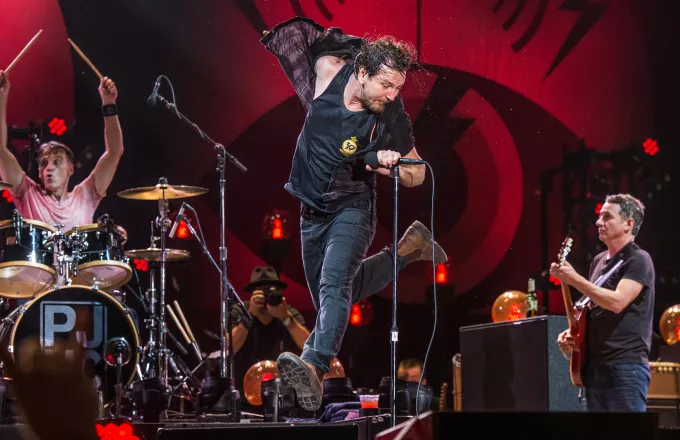 Οι Pearl Jam παρουσιάζουν τον Τραμπ νεκρό και το Λευκό Οίκο φλεγόμενο (pic)