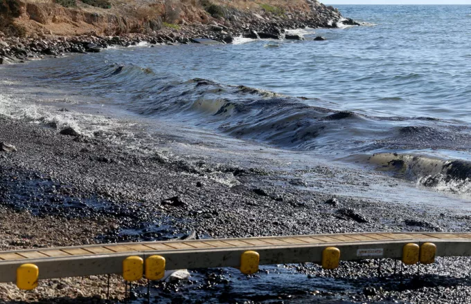 Καλαματιανός: Σε ένα μήνα ο καθαρισμός  της πετρελαιοκηλίδας στον Σαρωνικό