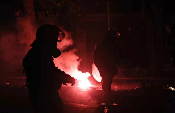 Επιθέσεις με μολότοφ εναντίον αστυνομικών στα Εξάρχεια - Τρεις προσαγωγές