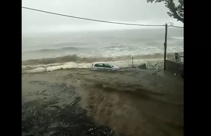 Αυτοκίνητο βρέθηκε στη θάλασσα από τη βροχή στο Πήλιο (Βίντεο)