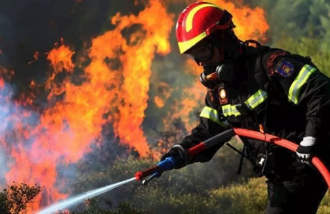 Πυρκαγιά σε χαρτοβιομηχανία στο Βέλο Κορινθίας 