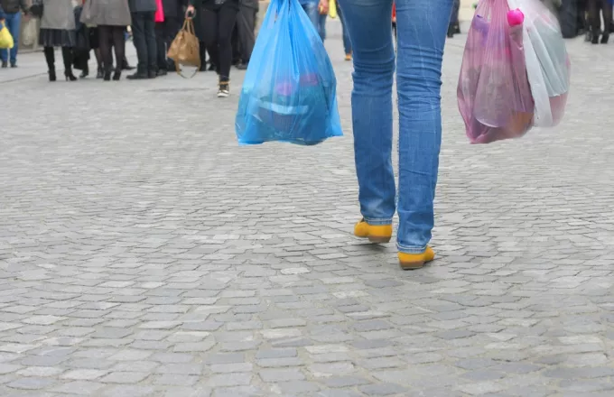 Μεγάλη μείωση στη χρήση πλαστικής σακούλας διαπιστώνει το ΙΕΛΚΑ