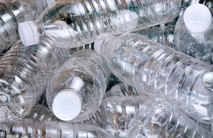 Δημιουργήθηκε ένζυμο που τρώει πλαστικά μπουκάλια