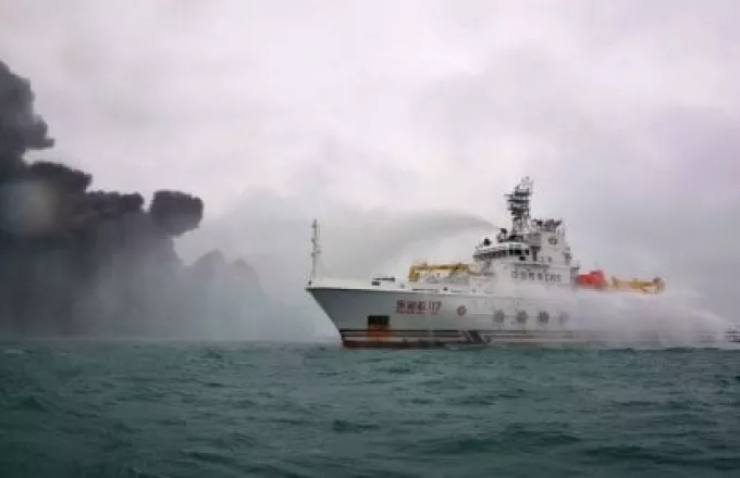 Νότια Κορέα: Ένα μήνα ενδέχεται να κρατήσει η φωτιά στο ιρανικό δεξαμενόπλοιο 