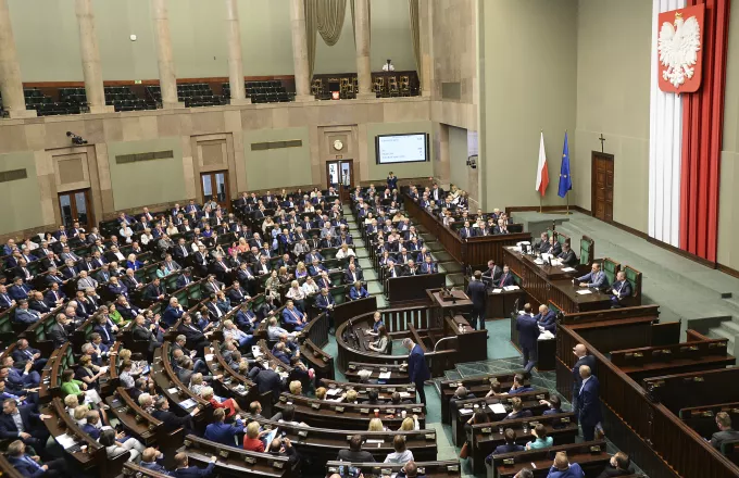 Η Πολωνία υποχωρεί και αλλάζει τον νόμο για το Ολοκαύτωμα