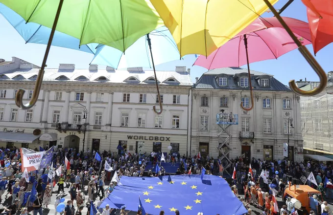 Χιλιάδες αντικυβερνητικοί & φιλοευρωπαίοι διαδηλωτές βάδισαν στην Βαρσοβία