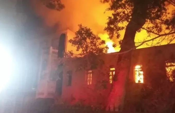 Πυρκαγιά στο Πολεμικό Μουσείο στα Χανιά 