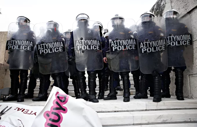 Αστυνομικοί προς κυβέρνηση: Δεν θα ξεσπιτώσουμε εμείς τους Έλληνες