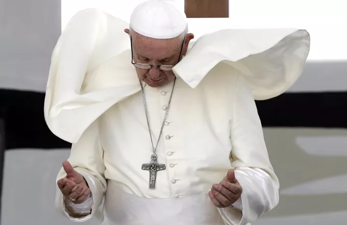 Ο πάπας Φραγκίσκος προσεύχεται για τους νεκρούς των πυρκαγιών στην Αττική