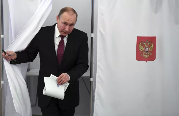 Μέχρι το 2024 μένει στο Κρεμλίνο ο Πούτιν, που κερδίζει ποσοστό άνω του 75%