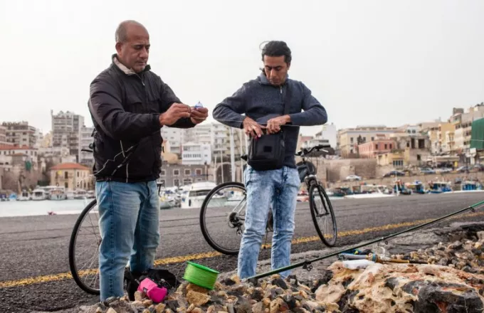 Πώς το ψάρεμα φέρνει κοντά δύο πρόσφυγες στην Κρήτη