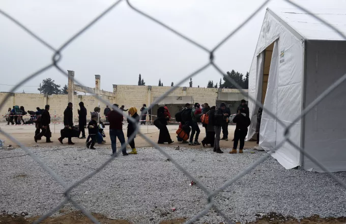 ΓΕΕΘΑ: Υπεράριθμοι πρόσφυγες φιλοξενούνται σε στρατιωτικές δομές