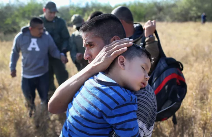 ΗΠΑ: Μπαίνει τέλος με νόμο στον διαχωρισμό μεταναστών από τα παιδιά τους 