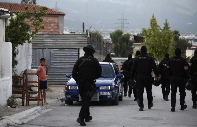 Τουλάχιστον 21 συλλήψεις Ρομά για όπλα και ναρκωτικά στο Μενίδι