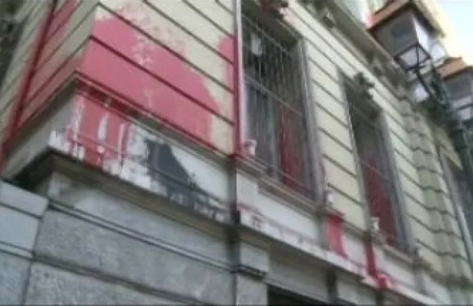 Επίθεση Ρουβίκωνα με μπογιές στη Γαλλική Πρεσβεία 