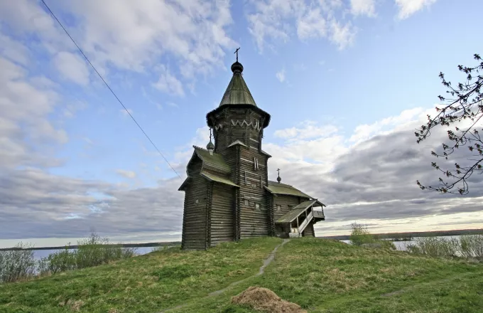 Ιστορική ξύλινη εκκλησία στην Ρωσία καταστράφηκε από φωτιά