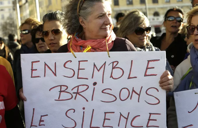 Εκατοντάδες άνθρωποι βάδισαν στη Γαλλία κατά της σεξουαλικής παρενόχλησης