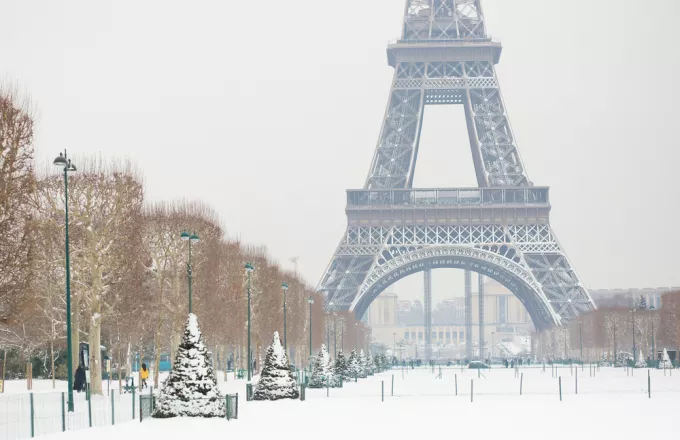 Γαλλία: Χιόνια στο Παρίσι, κλειστός ο πύργος του Άιφελ