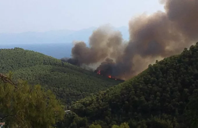 Μεγάλη πυρκαγιά σε εξέλιξη στην Σκόπελο 