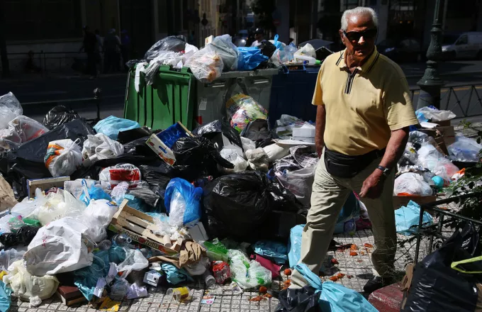 Λόφους σχηματίζουν τα σκουπίδια σε πολλές περιοχές της Αθήνας