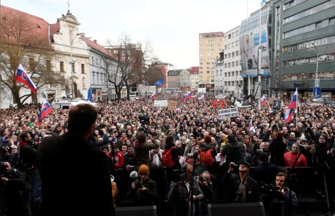Σλοβακία: Χιλιάδες διαδηλωτές ζήτησαν την παραίτηση του αρχηγού της αστυνομίας