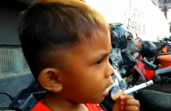 Αγοράκι μόλις 2 ετών καπνίζει 40 τσιγάρα την ημέρα (βίντεο) 