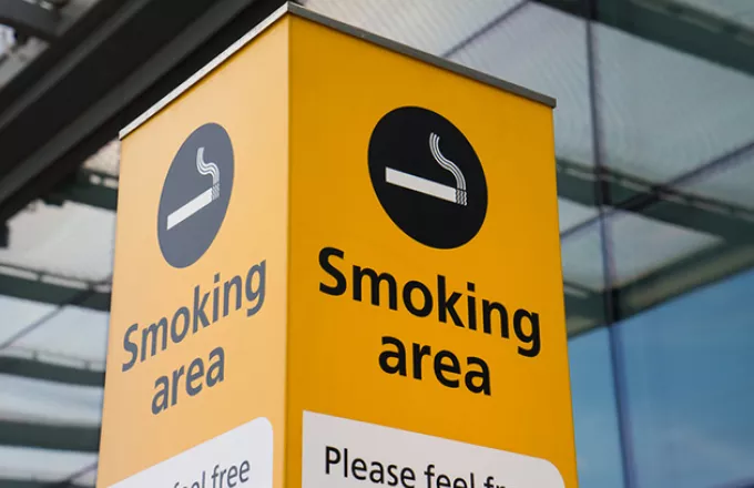 Ολλανδία: Δικαστήριο απαγόρευσε τους χώρους για καπνιστές στα μπαρ