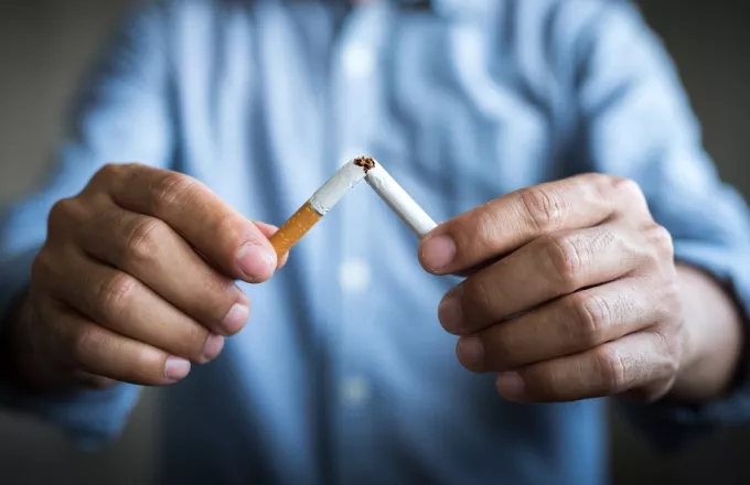 Το σβήνουν; Ραγδαία μείωση των καπνιστών στην Ελλάδα τα τελευταία 5 χρόνια 
