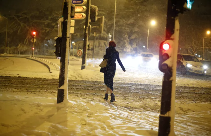 Χάος στο Παρίσι από τις χιονοπτώσεις - Χιλιάδες εγκλωβισμένοι σε αυτοκίνητα