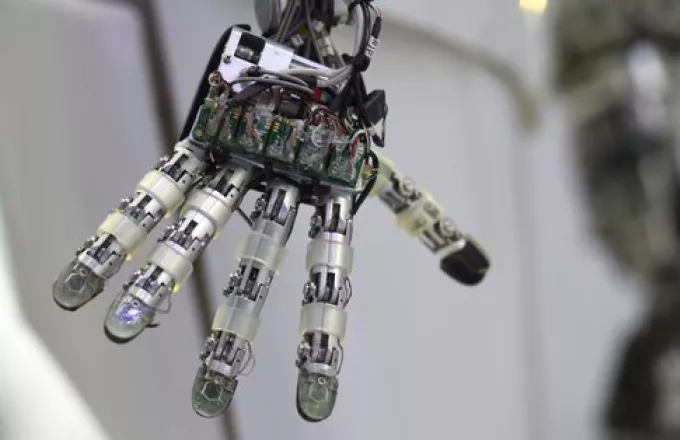 Ένα ρομποτικό χέρι στις υπηρεσίες της ανθρωπότητας (Bίντεο)
