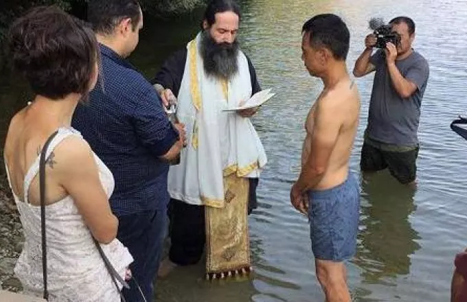 Κινέζος ήρθε στην Ελλάδα για να βαπτιστεί Χριστιανός 