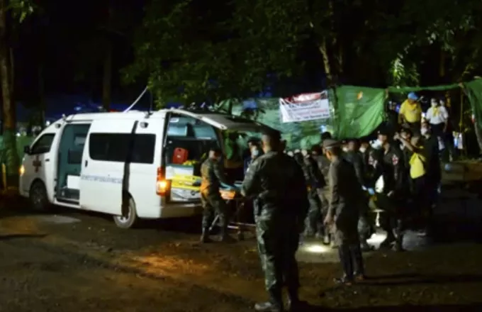 Αγωνία για τα 8 παιδιά που παραμένουν παγιδευμένα στην σπηλιά στην Ταϊλάνδη