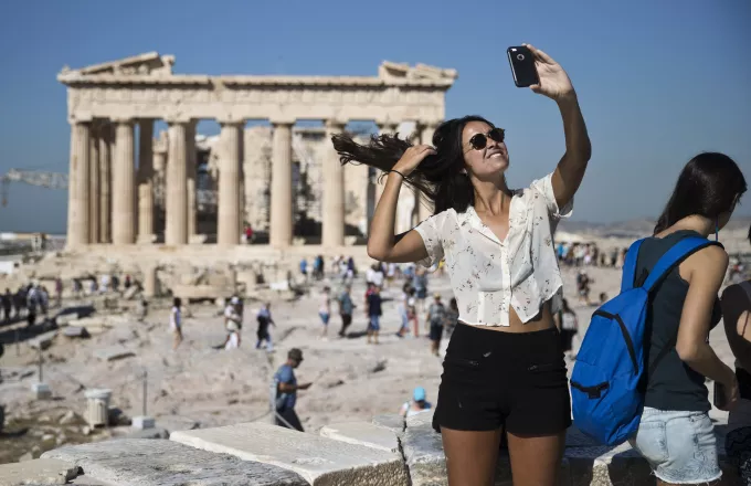 Η αύξηση στην άφιξη τουριστών κατά 22,3% συμπαρέσυρε τις εισπράξεις