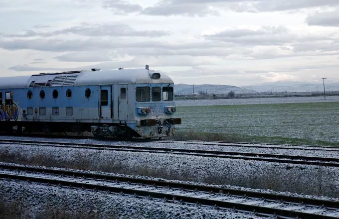 Απίστευτη οδύσσεια για εκατοντάδες επιβάτες αφού σειρά τρένων «έμεινε» στο ψύχος