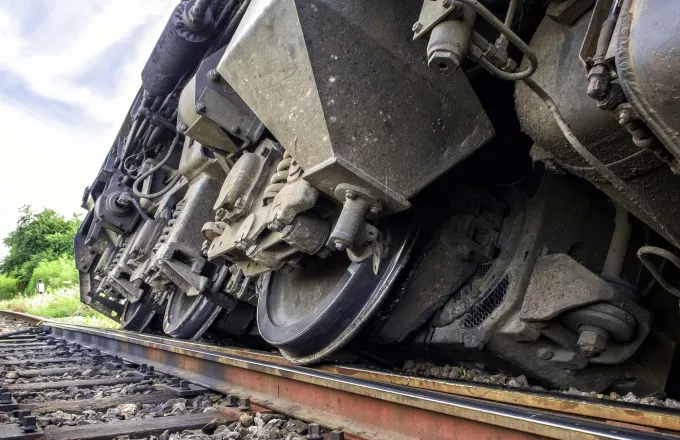Ταλαιπωρία για εκατοντάδες επιβάτες μετά τον εκτροχιασμό τρένου στον Μπράλο