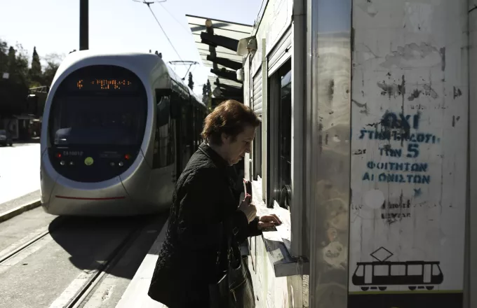 Τραυματισμένη γυναίκα απεγκωβίστηκε από τις γραμμές του Τραμ στο κέντρο της Αθήνας